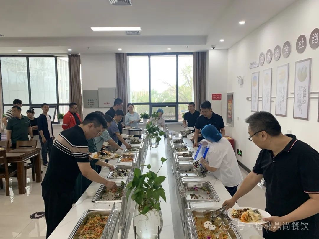 搬遷頂烈日，食堂開餐忙。