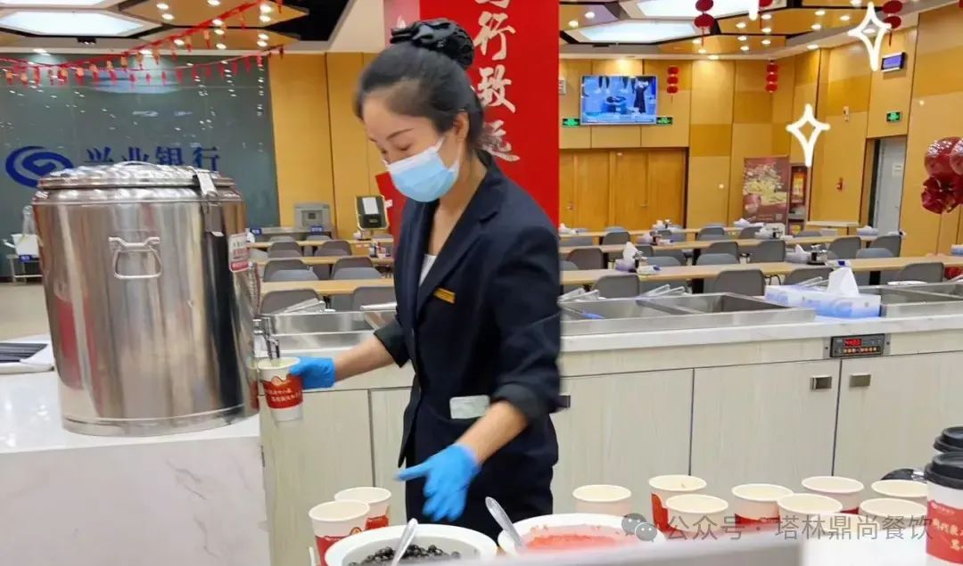 新疆塔林鼎尚餐飲烏市一分公司：立冬美食節(jié)，溫暖職工心